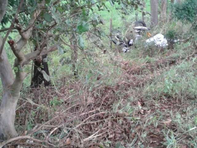 Motociclista perde controle, bate em &aacute;rvore e morre na MS-376