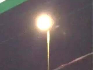 Iluminação oscila durante o vídeo (Foto: Reprodução/Direto das Ruas)