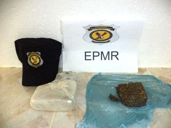 Encomenda de maconha chega sobre muro de pres&iacute;dio, mas &eacute; interceptada