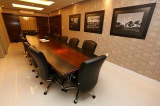 Sala de reuniões comporta 14 pessoas sentadas.