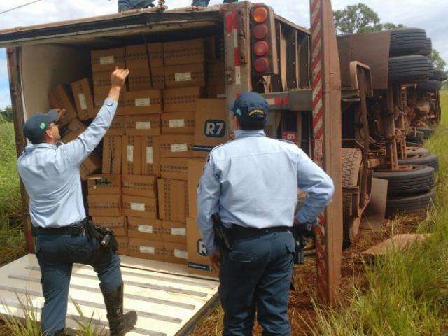 Carreta com mais de mil caixas de cigarros  tomba na MS-080