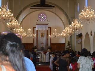 O Santuário Nossa Senhora Perpétuo Socorro estava lotada por conta do casamento comunitário (Foto: Alana Portela)
