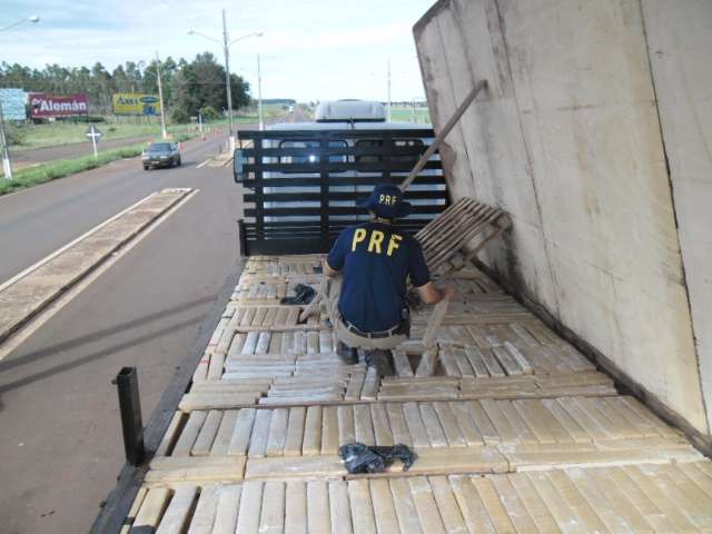 Motorista &eacute; preso em caminh&atilde;o com fundo forrado de maconha 