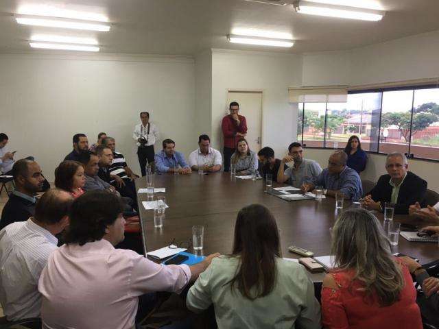 Ap&oacute;s espera de 30 anos, moradores v&atilde;o &agrave; prefeitura cobrar asfalto