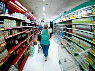 Consumidores no corredor de supermercado (Foto: Agência Brasil/Arquivo)