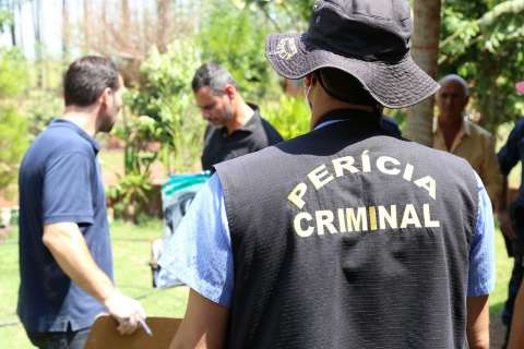 Pol&iacute;cia apresenta dois acusados de matar m&eacute;dico aposentado e esposa