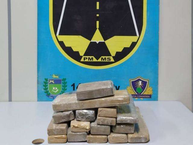 Jovens s&atilde;o flagrados com mochilas &quot;recheadas&quot; de maconha em &ocirc;nibus 