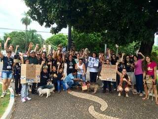 Dezenas se reuniram com os animais e placas de apoio. (Foto: Cecília Luchese/Direto das Ruas)