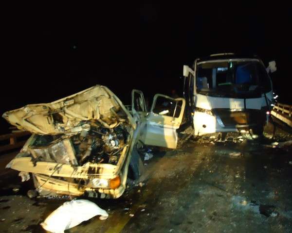 Colis&atilde;o entre &ocirc;nibus com estudantes e D-20 mata 3 de uma mesma fam&iacute;lia