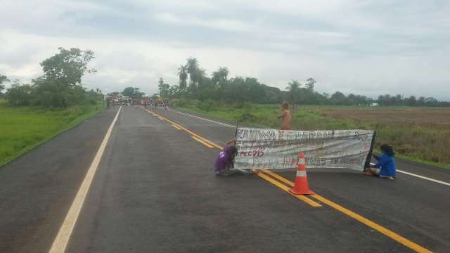 Ap&oacute;s duas horas de bloqueio, &iacute;ndios liberam rodovia, informa PRF