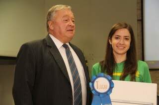 Estudante Helena Reis, recebe premiação do presidente do TRE-MS, Divoncir Schreiner Maran (Foto: Marcos Ermínio)