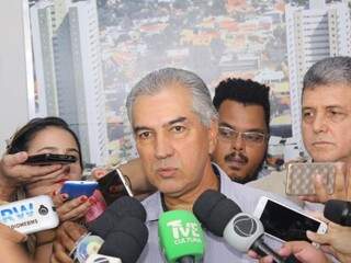 Governador Reinaldo Azambuja (PSDB), ao lado do vereador João Rocha (PSDB), durante entrevista (Foto: Paulo Francis)