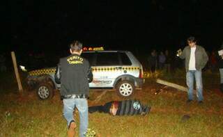 Taxista foi encontrado fora do carro (Foto: Dourados News)