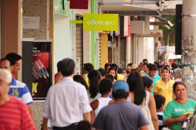 Com&eacute;rcio manteve tempor&aacute;rios nas maiores cidades do Estado