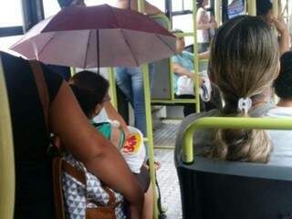 Passageira com guarda-chuva foi flagrada ontem pela professora Flávia Laís Alarcon (Foto: Direto das Ruas)