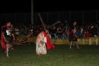 Encenação na paróquia Nossa Senhora Auxiliadora, em 2014, reuniu perto de duas mil pessoas. (Foto:Divulgação)