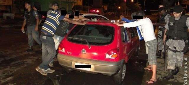  Falsos policiais s&atilde;o surpreendidos pela PM de verdade