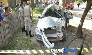 Carro teve lateral destruída com o impacto. (Foto: Diário Online)