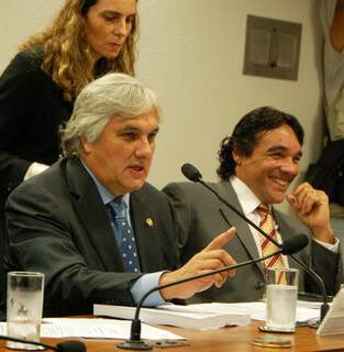 O senador Delcídio do Amaral em reunião da CAE, comissão que aprovou projeto que acaba com salários extras dos parlamentares. (Foto: Divulgação)