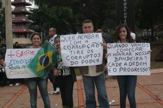Família vai à manifestação contra corrupção em Campo Grande (Foto: Marcos Ermínio)
