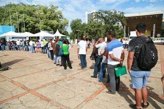 Nesta segunda-feira (1º) dezenas de pessoas buscam emprego na Praça do Rádio (Foto: Marcos Ermínio)