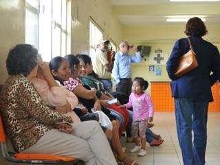 Idosos e crianças, que fazem parte dos grupos de risco, esperam para tomar a vacina no CRS do bairro Tiradentes (Foto: Alcides Neto/Arquivo)