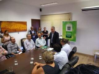 Governador Reinaldo Azambuja (PSDB) durante assinatura de parcerias, no seu gabinete (Foto: Leonardo Rocha)