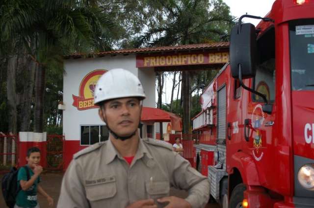 Bombeiros evacuam frigor&iacute;fico ap&oacute;s vazamento de am&ocirc;nia na Capital