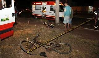Vítima estava de bicicleta e saía do trabalho na hora do acidente. (Foto: Minuto MS/Pollyanna Eloy)