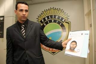 Delegado Carlos Delano exibe retrato falado que auxiliou na identificação do suspeito. (Foto: Marcos Ermínio)
