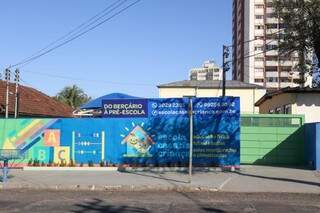 A escola fica na Rua Dom Aquino, 392 – Bairro Amambaí. (Foto: Henrique Kawaminami)
