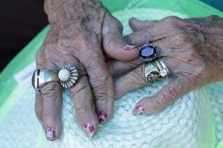 Com anéis nas mãos e as unhas pintadas, Maria Mirtes gosta de manter a vaidade (Foto: Kisie Ainoã)