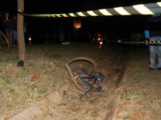 Bicicleta ficou retorcida; Jesualdo não resistiu aos ferimentos (Foto: Simão Nogueira)