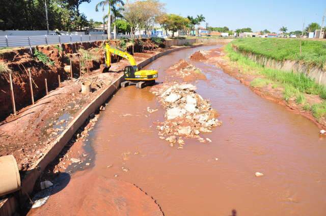  Prefeitura ira retirar entulhos do leito do rio Anhandu&iacute; em tr&ecirc;s etapas  