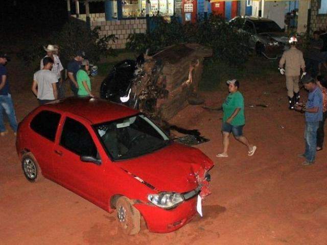 Jovem capota carro ap&oacute;s invadir lava-jato e atingir outros dois ve&iacute;culos