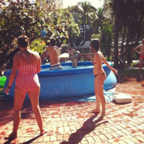 Grupo leva piscina infl&aacute;vel para a pra&ccedil;a Ary Coelho e curte um dia de sol