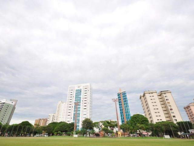 Ter&ccedil;a-feira amanhece com c&eacute;u nublado e deve chover no decorrer do dia