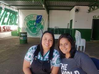 Jéssika e Talita aguardam início do jogo neste domingo (26), de aniversário do Palmeiras. (Foto: Anahi Gurgel)