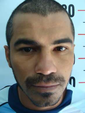  Fugitivo da pol&iacute;cia se esconde em telhado de casa para escapar de pris&atilde;o nas Moreninhas