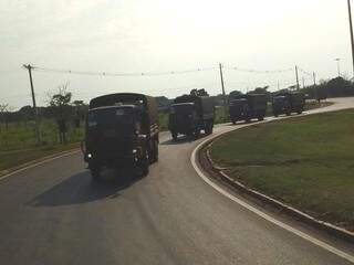 Caminhões do Exército também foram registrados por leitores. (Foto: Direto das Ruas)