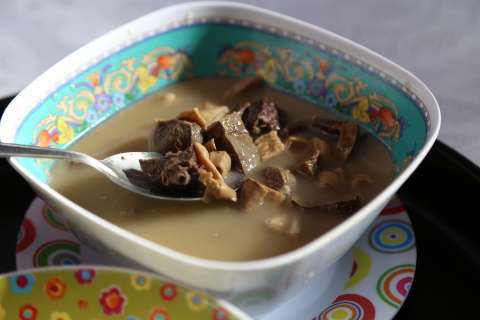 Tradicional festa junina da Associação Okinawa serve sopa de cabrito amanhã