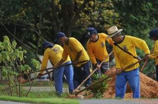 Equipes fazem o trabalho de varreção e capinagem. (Foto:Alcides Neto)