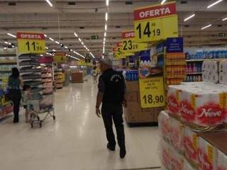 Fiscais durante os trabalhos no supermercado, nesta sexta-feira (14). (Foto: Divulgação/Procon)