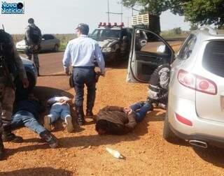 Depois de fuga, policiais conseguem aprender suspeitos e entorpecentes  (Foto: site Nova Notícias)