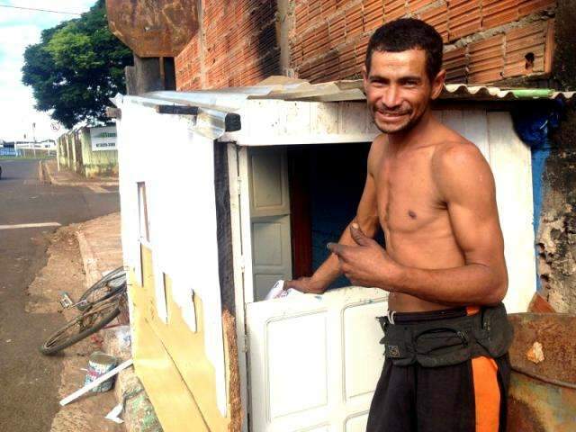 Em casinha at&eacute; decorada, Nelson avisa que mora na rua &quot;cal&ccedil;ada&quot;, n&uacute;mero &quot;pare&quot;