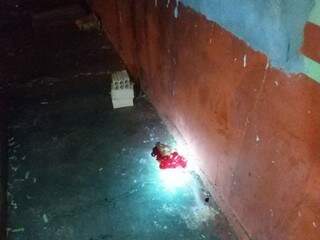 Local onde os investigadores encontraram mancha de sangue, possivelmente da vítima. (Foto: Divulgação Polícia Civil) 