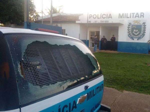 Jovens quebram vidro de viatura da PM durante confus&atilde;o em festa 