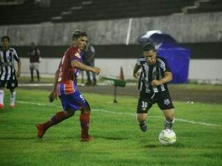 Leandro Diniz avança com a bola e passa pelo defensor do União (Foto: Marcos Ermínio)