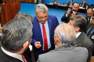 Deputados debatendo durante sessão (Foto: ALMS/Arquivo/Divulgação)