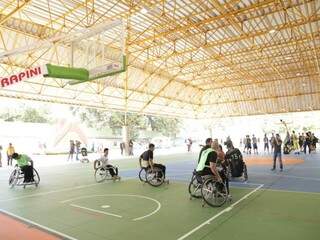 Atletas cadeirantes fazem demonstração durante inauguração (Foto: Kísie Ainoã)